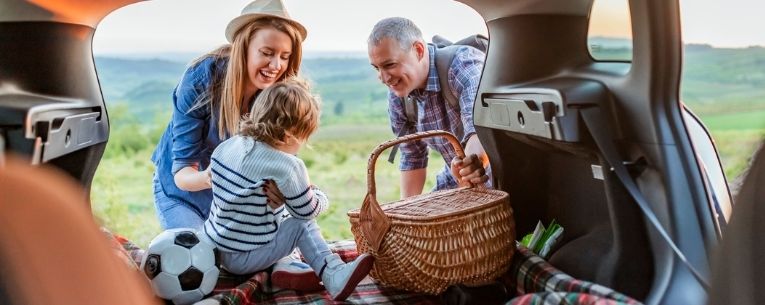 Allianz - family loading car for a trip