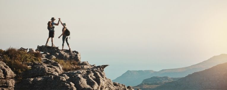 Allianz - hikers at the top of a mountain