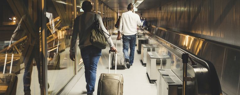 Allianz - travelers with luggage in airport