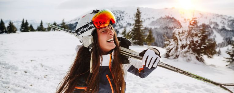 Allianz - woman with skis on ski vacation