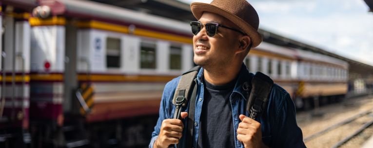 Allianz - young man at a train station