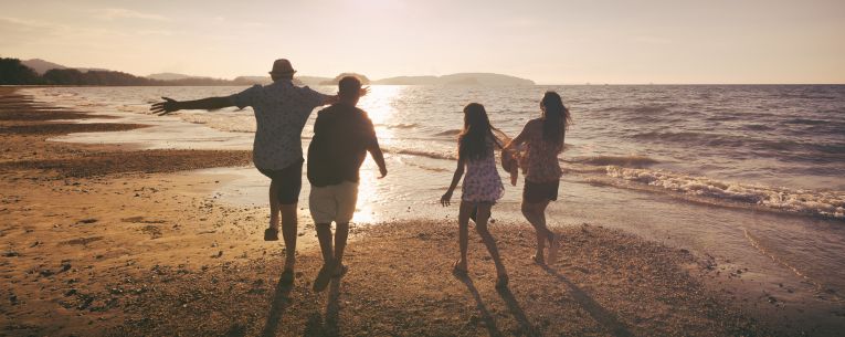 Allianz - family on spring break vacation at the beach