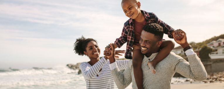 Allianz - family at the beach on vacation